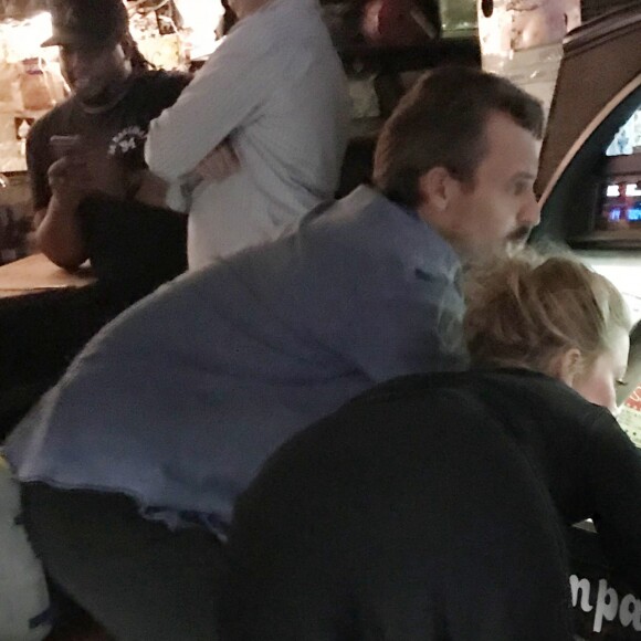 Exclusif - Amber Heard danse et passe un bon moment avec un inconnu dans un bar à New York, le 8 octobre 2018. Selon le Daily Mail, il s'agissait de Kristopher Brock, un designer américain marié à Laura Vassar.