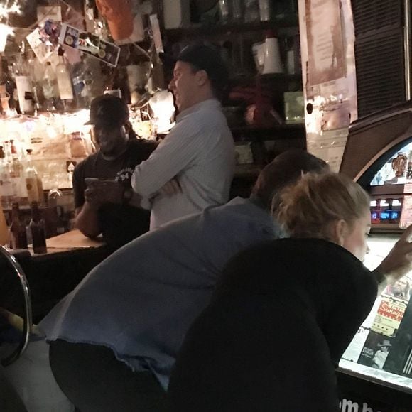 Exclusif - Amber Heard danse et passe un bon moment avec un inconnu dans un bar à New York, le 8 octobre 2018. Selon le Daily Mail, il s'agissait de Kristopher Brock, un designer américain marié à Laura Vassar.