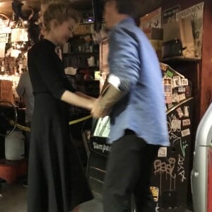 Exclusif - Amber Heard danse et passe un bon moment avec un inconnu dans un bar à New York, le 8 octobre 2018. Selon le Daily Mail, il s'agissait de Kristopher Brock, un designer américain marié à Laura Vassar.