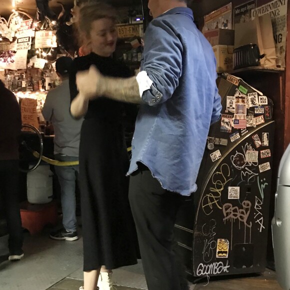 Exclusif - Amber Heard danse et passe un bon moment avec un inconnu dans un bar à New York, le 8 octobre 2018. Selon le Daily Mail, il s'agissait de Kristopher Brock, un designer américain marié à Laura Vassar.