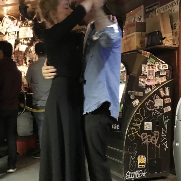 Exclusif - Amber Heard danse et passe un bon moment avec un inconnu dans un bar à New York, le 8 octobre 2018. Selon le Daily Mail, il s'agissait de Kristopher Brock, un designer américain marié à Laura Vassar.