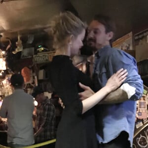 Exclusif - Amber Heard danse et passe un bon moment avec un inconnu dans un bar à New York, le 8 octobre 2018. Selon le Daily Mail, il s'agissait de Kristopher Brock, un designer américain marié à Laura Vassar.