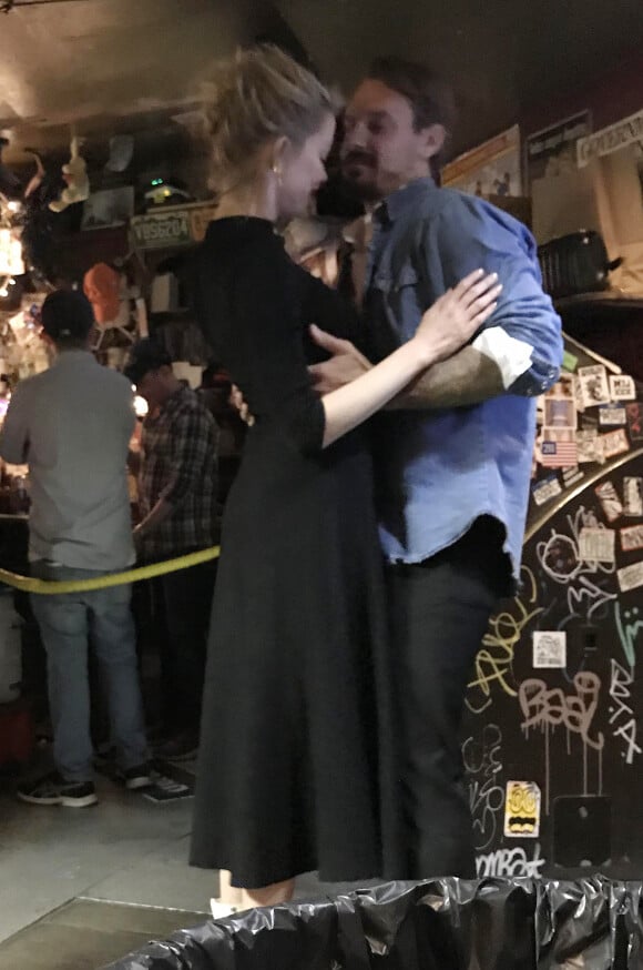 Exclusif - Amber Heard danse et passe un bon moment avec un inconnu dans un bar à New York, le 8 octobre 2018. Selon le Daily Mail, il s'agissait de Kristopher Brock, un designer américain marié à Laura Vassar.