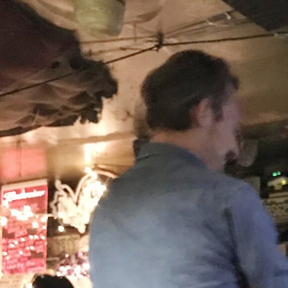 Exclusif - Amber Heard danse et passe un bon moment avec un inconnu dans un bar à New York, le 8 octobre 2018. Selon le Daily Mail, il s'agissait de Kristopher Brock, un designer américain marié à Laura Vassar.