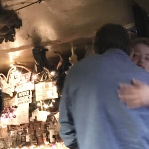 Exclusif - Amber Heard danse et passe un bon moment avec un inconnu dans un bar à New York, le 8 octobre 2018. Selon le Daily Mail, il s'agissait de Kristopher Brock, un designer américain marié à Laura Vassar.