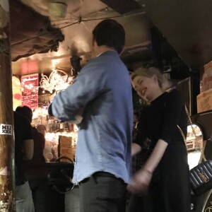 Exclusif - Amber Heard danse et passe un bon moment avec un inconnu dans un bar à New York, le 8 octobre 2018. Selon le Daily Mail, il s'agissait de Kristopher Brock, un designer américain marié à Laura Vassar.