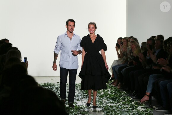 Laura Vassar et Kristopher Brock lors du Brock Collection fashion show à la New York Fashion Week en septembre 2017.