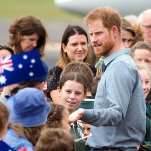 Le prince Harry, duc de Sussex et sa femme Meghan Markle, duchesse de Sussex (enceinte) sont accueillis par des élèves australiens à leur arrivée à Dubbo en Australie dans le cadre de leur première tournée officielle, le 17 octobre 2018.