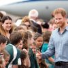 Le prince Harry, duc de Sussex et sa femme Meghan Markle, duchesse de Sussex (enceinte) sont accueillis par des élèves australiens à leur arrivée à Dubbo en Australie dans le cadre de leur première tournée officielle, le 17 octobre 2018.