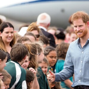 Le prince Harry, duc de Sussex et sa femme Meghan Markle, duchesse de Sussex (enceinte) sont accueillis par des élèves australiens à leur arrivée à Dubbo en Australie dans le cadre de leur première tournée officielle, le 17 octobre 2018.