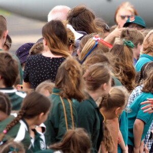 Le prince Harry, duc de Sussex et sa femme Meghan Markle, duchesse de Sussex (enceinte) sont accueillis par des élèves australiens à leur arrivée à Dubbo en Australie dans le cadre de leur première tournée officielle, le 17 octobre 2018.