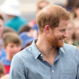 Le prince Harry, duc de Sussex et sa femme Meghan Markle, duchesse de Sussex (enceinte) sont accueillis par des élèves australiens à leur arrivée à Dubbo en Australie dans le cadre de leur première tournée officielle, le 17 octobre 2018.