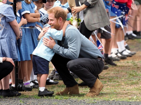 Le prince Harry, duc de Sussex et sa femme Meghan Markle, duchesse de Sussex (enceinte) sont accueillis par des élèves australiens à leur arrivée à Dubbo en Australie dans le cadre de leur première tournée officielle, le 17 octobre 2018.
