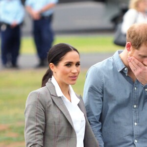 Le prince Harry, duc de Sussex et sa femme Meghan Markle, duchesse de Sussex (enceinte) visitent le "Royal Flying Doctor Service Visitor Education" à Dubbo en Australie lors de leur première tournée officielle, le 17 octobre 2018.