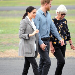 Le prince Harry, duc de Sussex et sa femme Meghan Markle, duchesse de Sussex (enceinte) visitent le "Royal Flying Doctor Service Visitor Education" à Dubbo en Australie lors de leur première tournée officielle, le 17 octobre 2018.