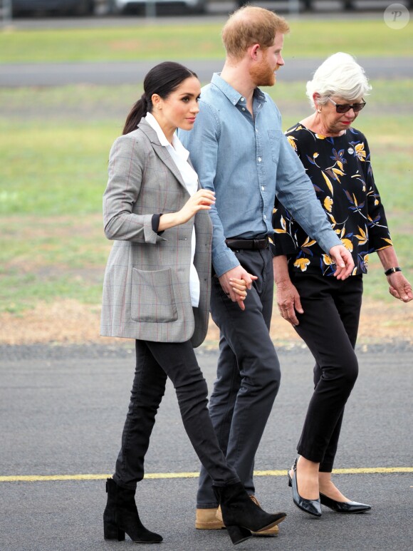 Le prince Harry, duc de Sussex et sa femme Meghan Markle, duchesse de Sussex (enceinte) visitent le "Royal Flying Doctor Service Visitor Education" à Dubbo en Australie lors de leur première tournée officielle, le 17 octobre 2018.