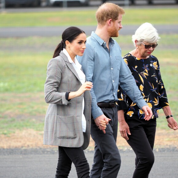 Le prince Harry, duc de Sussex et sa femme Meghan Markle, duchesse de Sussex (enceinte) visitent le "Royal Flying Doctor Service Visitor Education" à Dubbo en Australie lors de leur première tournée officielle, le 17 octobre 2018.