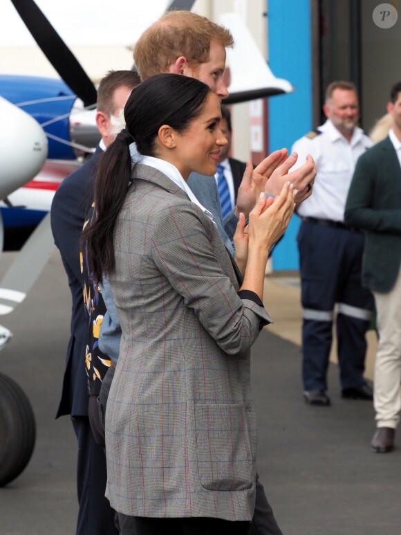 Le prince Harry, duc de Sussex et sa femme Meghan Markle, duchesse de Sussex (enceinte) visitent le "Royal Flying Doctor Service Visitor Education" à Dubbo en Australie lors de leur première tournée officielle, le 17 octobre 2018.