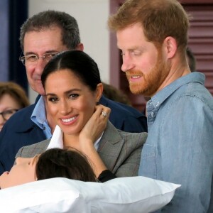 Le prince Harry, duc de Sussex et sa femme Meghan Markle, duchesse de Sussex (enceinte) visitent le "Royal Flying Doctor Service Visitor Education" à Dubbo en Australie lors de leur première tournée officielle, le 17 octobre 2018.