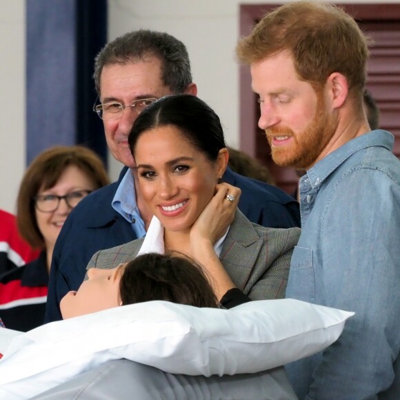 Le prince Harry, duc de Sussex et sa femme Meghan Markle, duchesse de Sussex (enceinte) visitent le "Royal Flying Doctor Service Visitor Education" à Dubbo en Australie lors de leur première tournée officielle, le 17 octobre 2018.