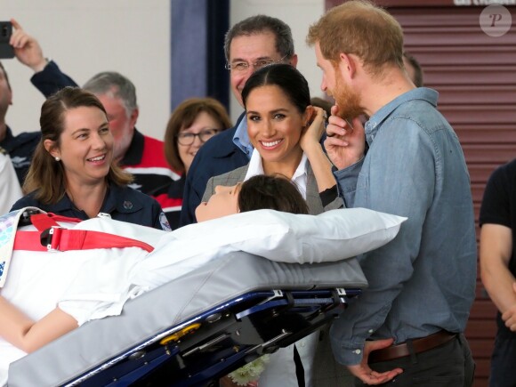 Le prince Harry, duc de Sussex et sa femme Meghan Markle, duchesse de Sussex (enceinte) visitent le "Royal Flying Doctor Service Visitor Education" à Dubbo en Australie lors de leur première tournée officielle, le 17 octobre 2018.