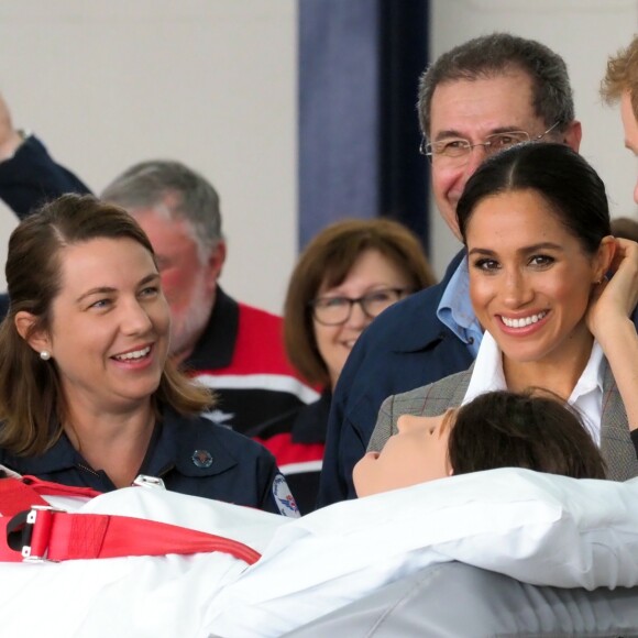 Le prince Harry, duc de Sussex et sa femme Meghan Markle, duchesse de Sussex (enceinte) visitent le "Royal Flying Doctor Service Visitor Education" à Dubbo en Australie lors de leur première tournée officielle, le 17 octobre 2018.