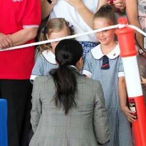 Le prince Harry, duc de Sussex et sa femme Meghan Markle, duchesse de Sussex (enceinte) visitent le "Royal Flying Doctor Service Visitor Education" à Dubbo en Australie lors de leur première tournée officielle, le 17 octobre 2018.