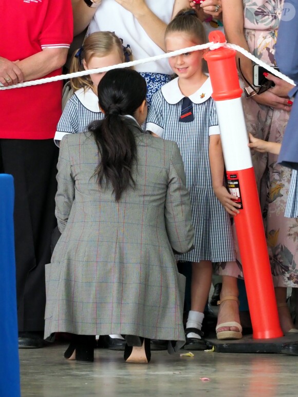 Le prince Harry, duc de Sussex et sa femme Meghan Markle, duchesse de Sussex (enceinte) visitent le "Royal Flying Doctor Service Visitor Education" à Dubbo en Australie lors de leur première tournée officielle, le 17 octobre 2018.