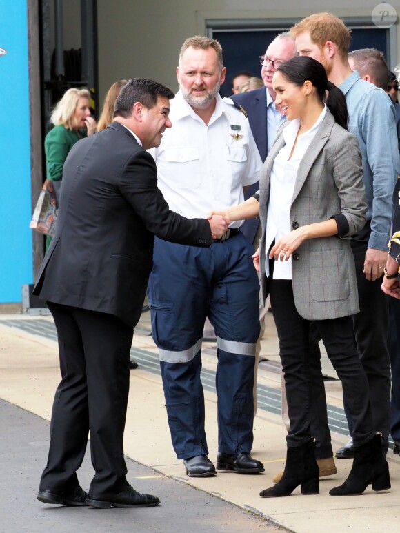 Le prince Harry, duc de Sussex et sa femme Meghan Markle, duchesse de Sussex (enceinte) visitent le "Royal Flying Doctor Service Visitor Education" à Dubbo en Australie lors de leur première tournée officielle, le 17 octobre 2018.