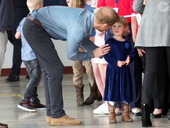 Le prince Harry, duc de Sussex et sa femme Meghan Markle, duchesse de Sussex (enceinte) visitent le "Royal Flying Doctor Service Visitor Education" à Dubbo en Australie lors de leur première tournée officielle, le 17 octobre 2018.