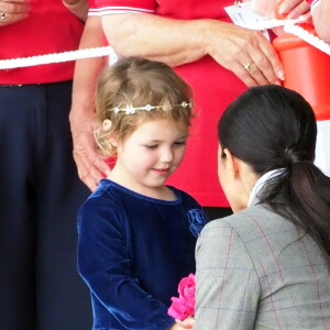 Le prince Harry, duc de Sussex et sa femme Meghan Markle, duchesse de Sussex (enceinte) visitent le "Royal Flying Doctor Service Visitor Education" à Dubbo en Australie lors de leur première tournée officielle, le 17 octobre 2018.