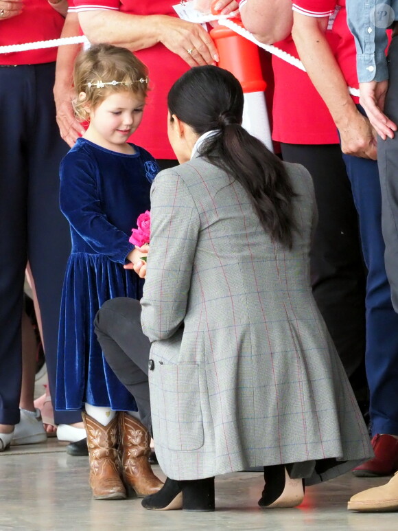 Le prince Harry, duc de Sussex et sa femme Meghan Markle, duchesse de Sussex (enceinte) visitent le "Royal Flying Doctor Service Visitor Education" à Dubbo en Australie lors de leur première tournée officielle, le 17 octobre 2018.