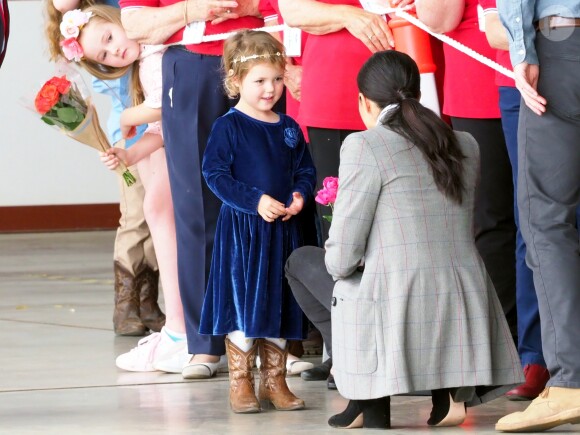 Le prince Harry, duc de Sussex et sa femme Meghan Markle, duchesse de Sussex (enceinte) visitent le "Royal Flying Doctor Service Visitor Education" à Dubbo en Australie lors de leur première tournée officielle, le 17 octobre 2018.