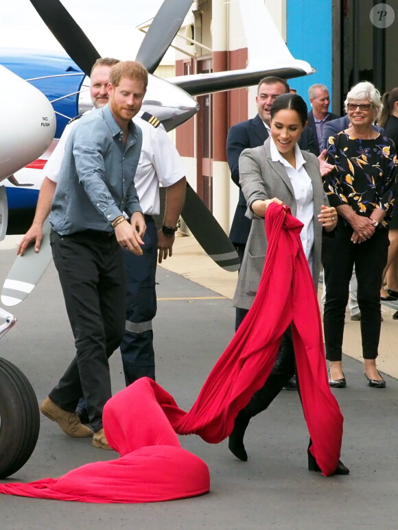Le prince Harry, duc de Sussex et sa femme Meghan Markle, duchesse de Sussex (enceinte) visitent le "Royal Flying Doctor Service Visitor Education" à Dubbo en Australie lors de leur première tournée officielle, le 17 octobre 2018.