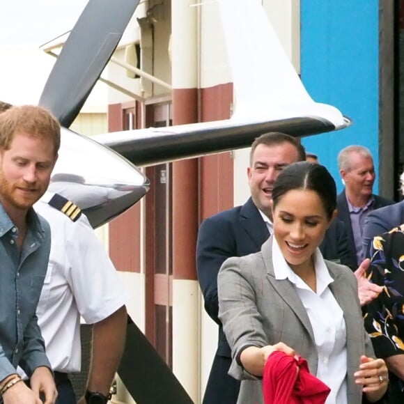 Le prince Harry, duc de Sussex et sa femme Meghan Markle, duchesse de Sussex (enceinte) visitent le "Royal Flying Doctor Service Visitor Education" à Dubbo en Australie lors de leur première tournée officielle, le 17 octobre 2018.