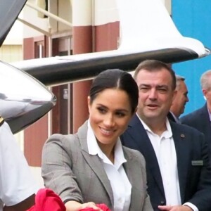 Le prince Harry, duc de Sussex et sa femme Meghan Markle, duchesse de Sussex (enceinte) visitent le "Royal Flying Doctor Service Visitor Education" à Dubbo en Australie lors de leur première tournée officielle, le 17 octobre 2018.