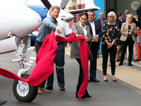Le prince Harry, duc de Sussex et sa femme Meghan Markle, duchesse de Sussex (enceinte) visitent le "Royal Flying Doctor Service Visitor Education" à Dubbo en Australie lors de leur première tournée officielle, le 17 octobre 2018.