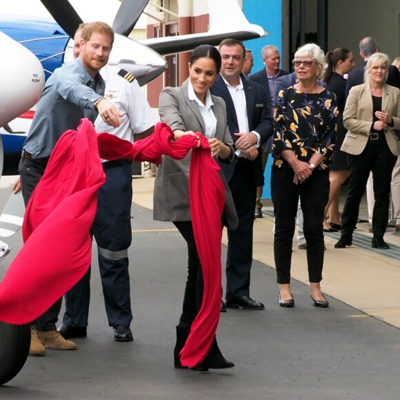 Le prince Harry, duc de Sussex et sa femme Meghan Markle, duchesse de Sussex (enceinte) visitent le "Royal Flying Doctor Service Visitor Education" à Dubbo en Australie lors de leur première tournée officielle, le 17 octobre 2018.