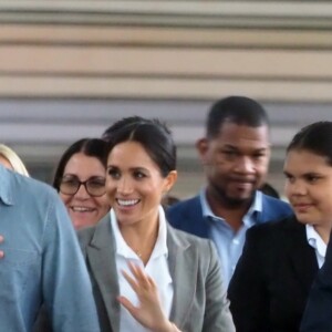 Le prince Harry, duc de Sussex et sa femme Meghan Markle, duchesse de Sussex (enceinte) visitent le campus de la "Dubbo Senior School" à Dubbo en Australie dans le cadre de leur première tournée officielle, le 17 octobre 2018.