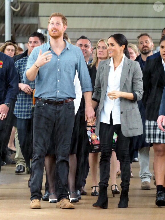 Le prince Harry, duc de Sussex et sa femme Meghan Markle, duchesse de Sussex (enceinte) visitent le campus de la "Dubbo Senior School" à Dubbo en Australie dans le cadre de leur première tournée officielle, le 17 octobre 2018.