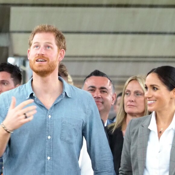 Le prince Harry, duc de Sussex et sa femme Meghan Markle, duchesse de Sussex (enceinte) visitent le campus de la "Dubbo Senior School" à Dubbo en Australie dans le cadre de leur première tournée officielle, le 17 octobre 2018.