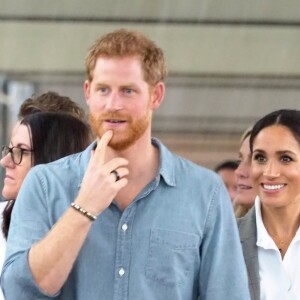 Le prince Harry, duc de Sussex et sa femme Meghan Markle, duchesse de Sussex (enceinte) visitent le campus de la "Dubbo Senior School" à Dubbo en Australie dans le cadre de leur première tournée officielle, le 17 octobre 2018.