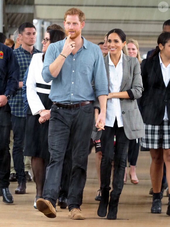 Le prince Harry, duc de Sussex et sa femme Meghan Markle, duchesse de Sussex (enceinte) visitent le campus de la "Dubbo Senior School" à Dubbo en Australie dans le cadre de leur première tournée officielle, le 17 octobre 2018.