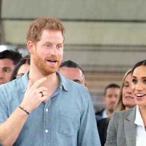 Le prince Harry, duc de Sussex et sa femme Meghan Markle, duchesse de Sussex (enceinte) visitent le campus de la "Dubbo Senior School" à Dubbo en Australie dans le cadre de leur première tournée officielle, le 17 octobre 2018.