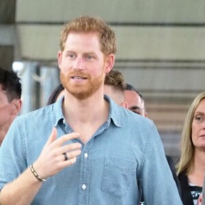 Le prince Harry, duc de Sussex et sa femme Meghan Markle, duchesse de Sussex (enceinte) visitent le campus de la "Dubbo Senior School" à Dubbo en Australie dans le cadre de leur première tournée officielle, le 17 octobre 2018.