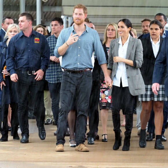 Le prince Harry, duc de Sussex et sa femme Meghan Markle, duchesse de Sussex (enceinte) visitent le campus de la "Dubbo Senior School" à Dubbo en Australie dans le cadre de leur première tournée officielle, le 17 octobre 2018.