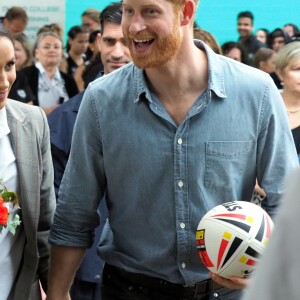 Le prince Harry, duc de Sussex et sa femme Meghan Markle, duchesse de Sussex (enceinte) visitent le campus de la "Dubbo Senior School" à Dubbo en Australie dans le cadre de leur première tournée officielle, le 17 octobre 2018.