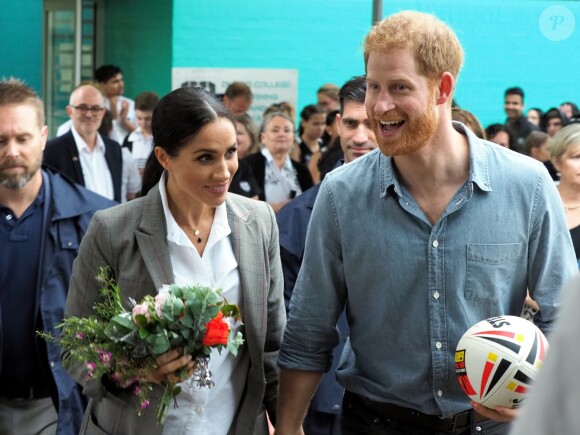 Le prince Harry, duc de Sussex et sa femme Meghan Markle, duchesse de Sussex (enceinte) visitent le campus de la "Dubbo Senior School" à Dubbo en Australie dans le cadre de leur première tournée officielle, le 17 octobre 2018.