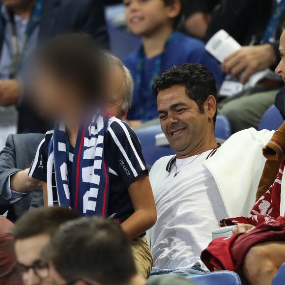 Jamel Debbouze, sa femme Mélissa Theuriau et leur fils Léon dans les tribunes du stade de France lors du match de ligue des nations opposant la France à l'Allemagne à Saint-Denis, Seine Saint-Denis, France, le 16 octobre 2018. La France a gagné 2-1.