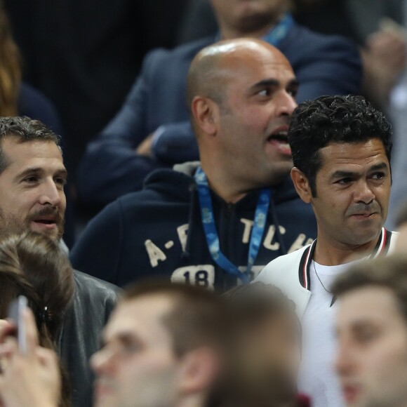 Guillaume Canet, Jamel Debbouze et son fils Léon dans les tribunes du stade de France lors du match de ligue des nations opposant la France à l'Allemagne à Saint-Denis, Seine Saint-Denis, France, le 16 octobre 2018. La France a gagné 2-1.